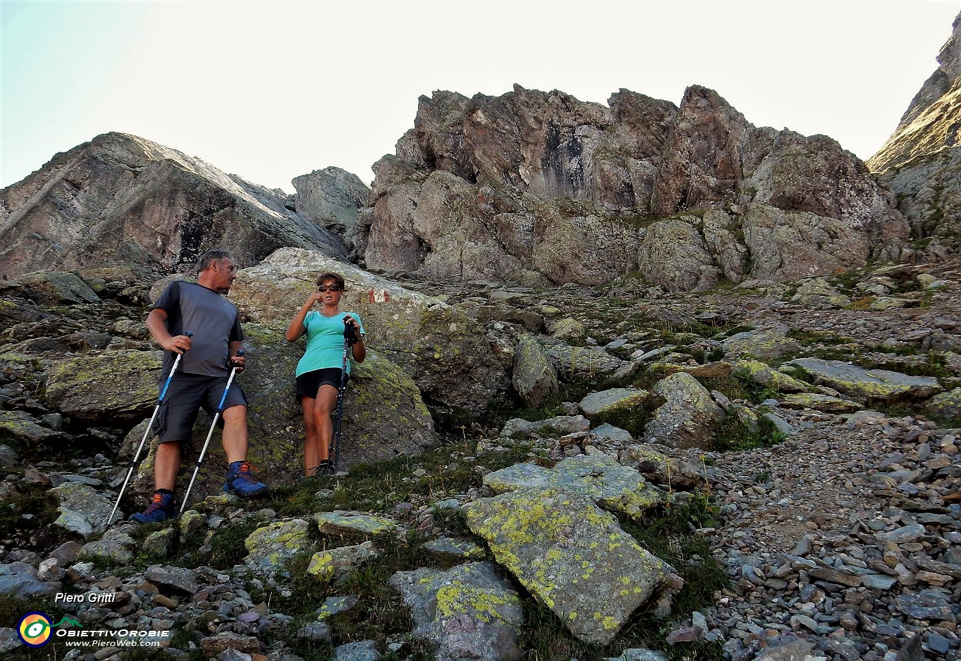 62 Salendo il ripido canalino di rocce e sfasciumi per il Pizzo Paradiso.jpg